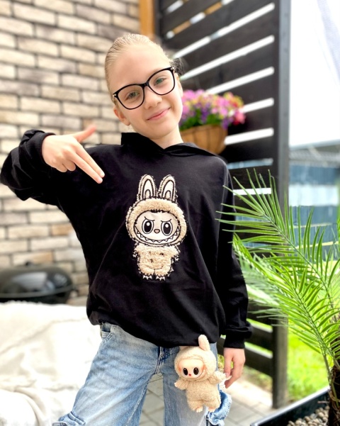 Czarna BLUZA dziewczęca z beżową aplikacją LABUBU haft Czarna BLUZA dziewczęca z beżową aplikacją LABUBU haft