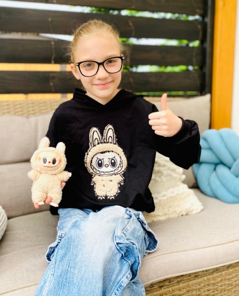 Czarna BLUZA dziewczęca z beżową aplikacją LABUBU haft Czarna BLUZA dziewczęca z beżową aplikacją LABUBU haft