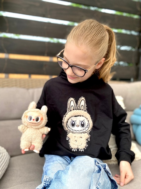 Czarna BLUZA dziewczęca z beżową aplikacją LABUBU haft Czarna BLUZA dziewczęca z beżową aplikacją LABUBU haft