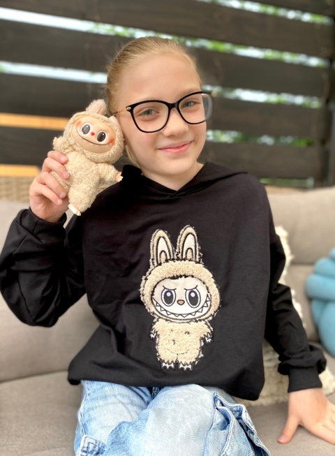 Czarna BLUZA dziewczęca z beżową aplikacją LABUBU haft Czarna BLUZA dziewczęca z beżową aplikacją LABUBU haft