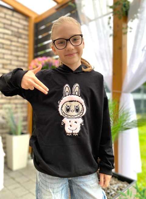 Czarna BLUZA dziewczęca z różową aplikacją LABUBU haft Czarna BLUZA dziewczęca z różową aplikacją LABUBU haft