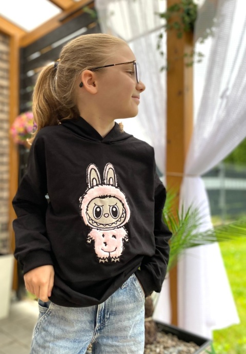 Czarna BLUZA dziewczęca z różową aplikacją LABUBU haft Czarna BLUZA dziewczęca z różową aplikacją LABUBU haft