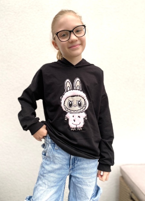 Czarna BLUZA dziewczęca z różową aplikacją LABUBU haft Czarna BLUZA dziewczęca z różową aplikacją LABUBU haft
