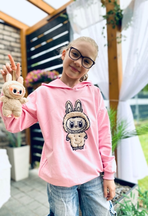 Różowa BLUZA dziewczęca z beżową aplikacją LABUBU haft Różowa BLUZA dziewczęca z beżową aplikacją LABUBU haft