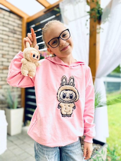 Różowa BLUZA dziewczęca z beżową aplikacją LABUBU haft Różowa BLUZA dziewczęca z beżową aplikacją LABUBU haft