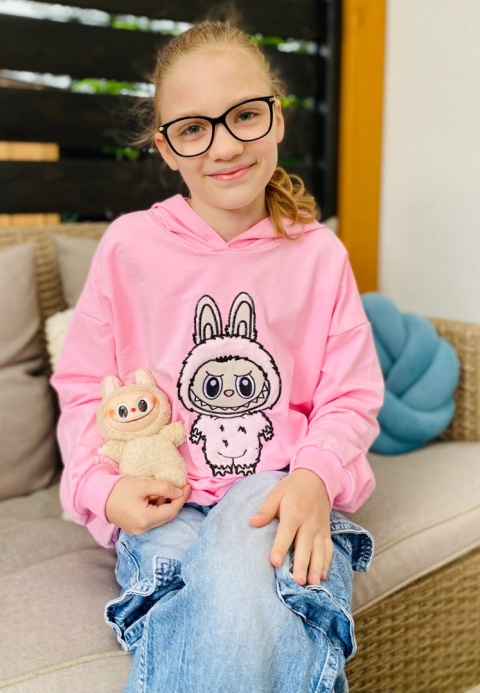 Różowa BLUZA dziewczęca z różową aplikacją LABUBU haft Różowa BLUZA dziewczęca z różową aplikacją LABUBU haft