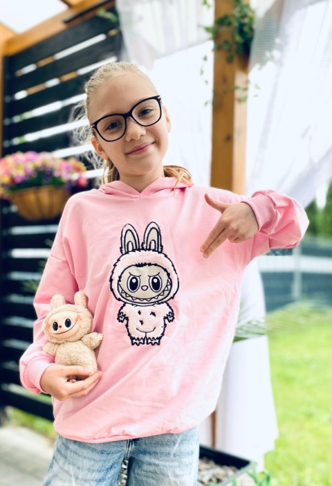 Różowa BLUZA dziewczęca z różową aplikacją LABUBU haft Różowa BLUZA dziewczęca z różową aplikacją LABUBU haft