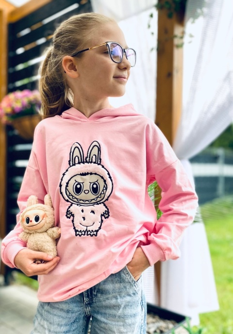 Różowa BLUZA dziewczęca z różową aplikacją LABUBU haft Różowa BLUZA dziewczęca z różową aplikacją LABUBU haft