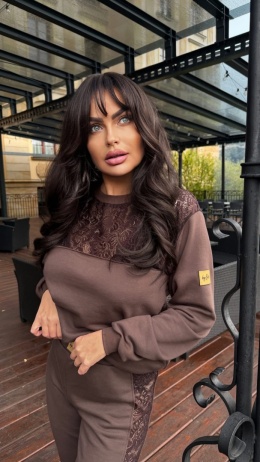 Dres damski wstawki koronkowe By Sisi czekoladowy